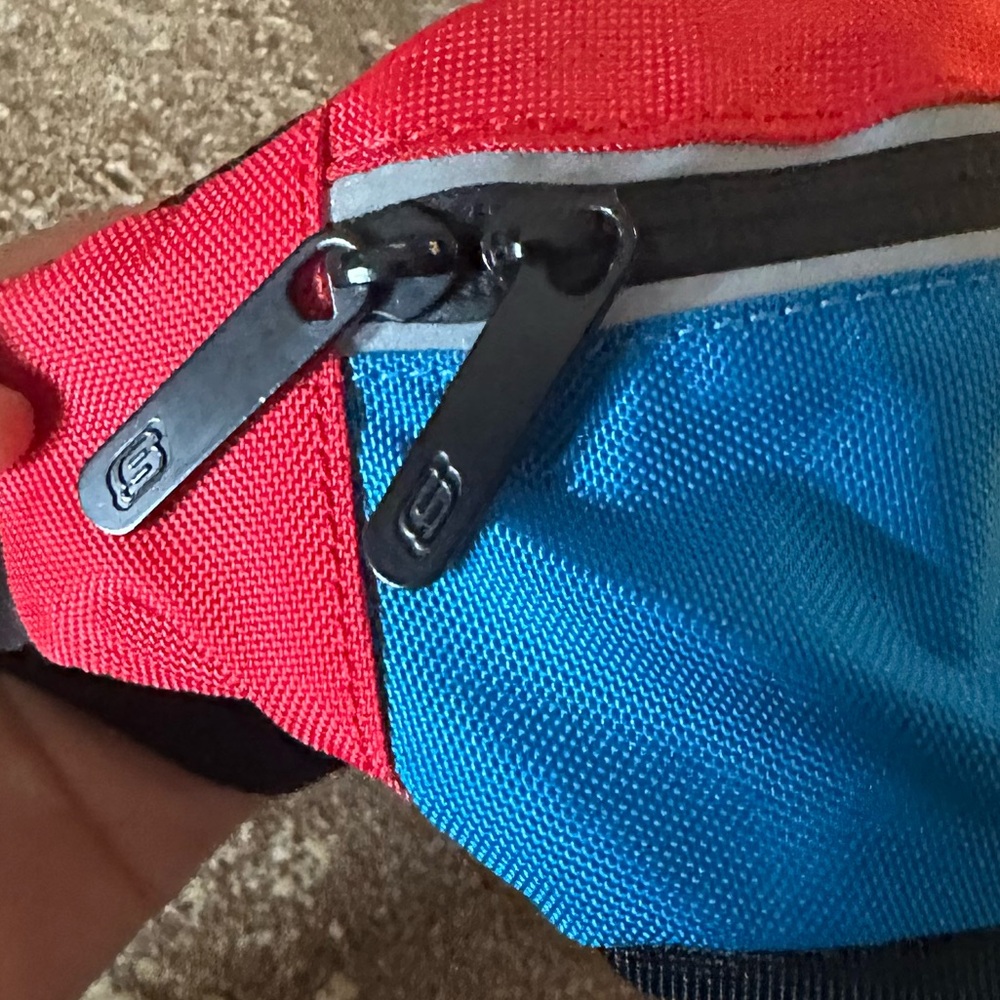 Skechers Fanny Pack Front Belt Strap Pouch Waist Bag - Picture 2 of 5